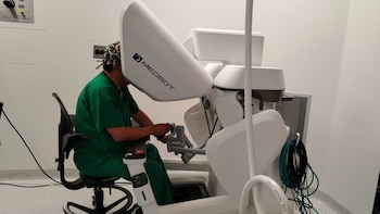 La operación se desarrolló con una latencia de apenas 16 milisegundos, lo que permitió controlar el robot quirúrgico prácticamente en tiempo real. Cortesía CSS