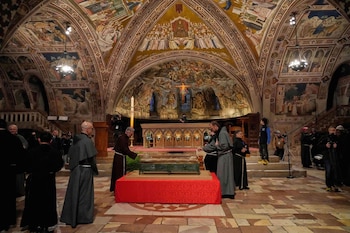 Frailes observan las reliquias de