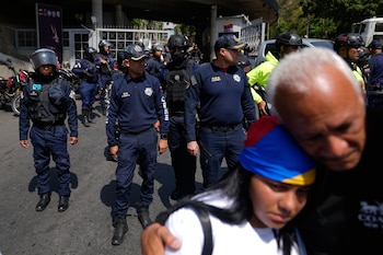 La policía permanece en alerta para impedir que la gente se acerque al centro de detención de Helicoide después de que la multitud participara en una oración por la libertad de los presos políticos, la paz y la reconciliación en Caracas, Venezuela. (Foto AP/Ariana Cubillos)