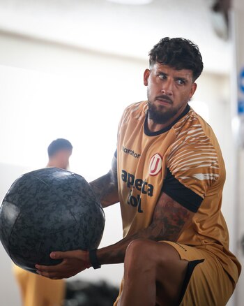 Caín Fara es uno de los refuerzos defensivos de Universitario para la temporada 2026.