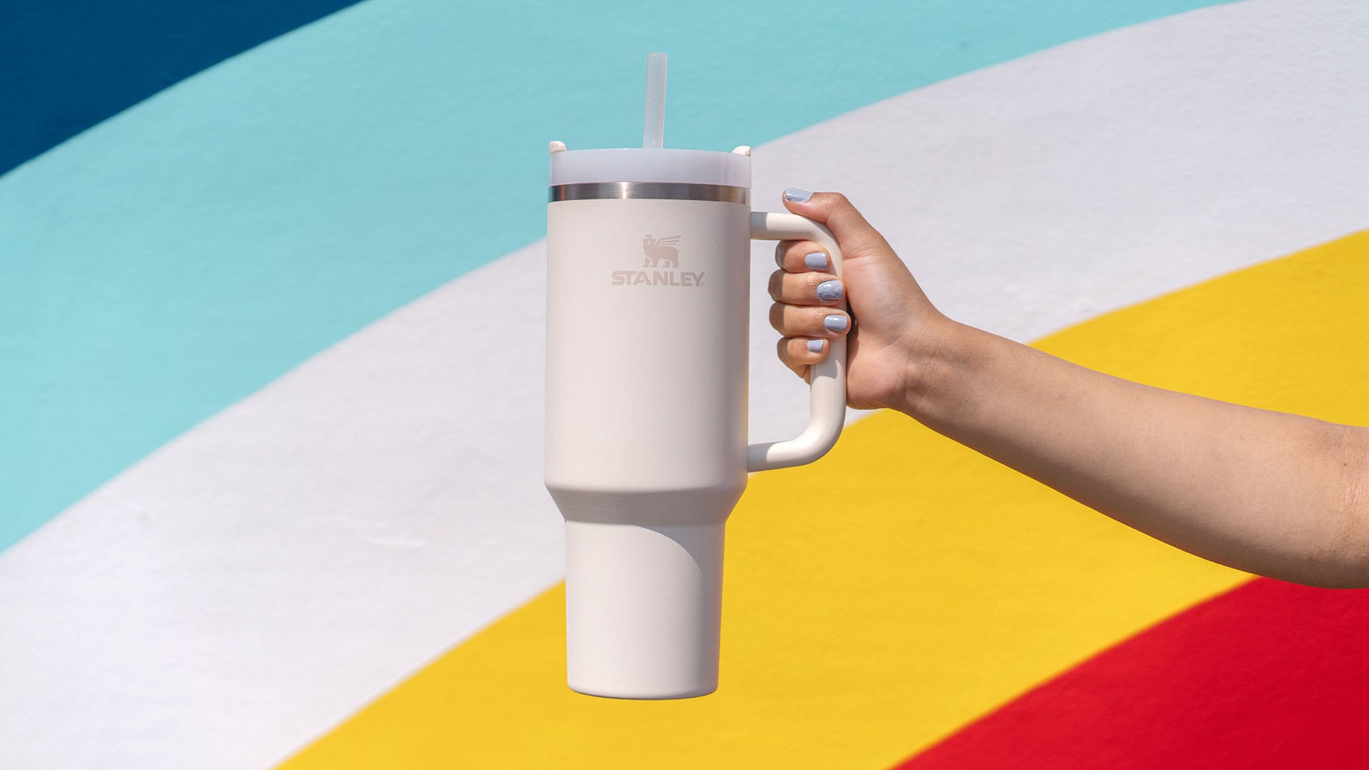 Disneyland prohíbe las populares Stanley Cups en ciertas atracciones para evitar accidentes y retrasos operativos