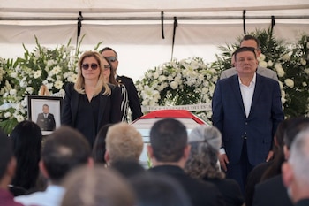El pasado 20 de abril, Maru Campos y César Jáuregui encabezaron una ceremonia luctuosa en memoria de dos integrantes de la Agencia Estatal de Investigación, quienes murieron durante el operativo en El Pinal. (Crédito: fiscalía de Chihuahua)