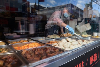 El entorno de Flushing Meadows combina gastronomía internacional y comunidades de todo el mundo a pocos minutos del parque.