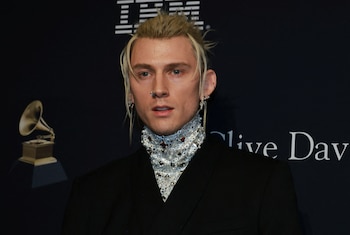 Machine Gun Kelly comenzó su carrera musical con Bad Boy Records en 2012 y transitó del rap al punk rock en 2020. (REUTERS/Aude Guerrucci)