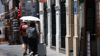 La ola de calor continúa, con hasta 10ºC más de lo normal y más de 42ºC, aunque los termómetros bajan desde el miércoles