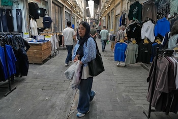 Una mujer camina por el histórico Gran Bazar de Teherán, el lunes 1 de junio de 2026. Economistas advierten que la inflación anual podría alcanzar el 80 % y que la sociedad iraní "no puede tolerar" niveles superiores al 25 %. (AP Photo/Vahid Salemi)