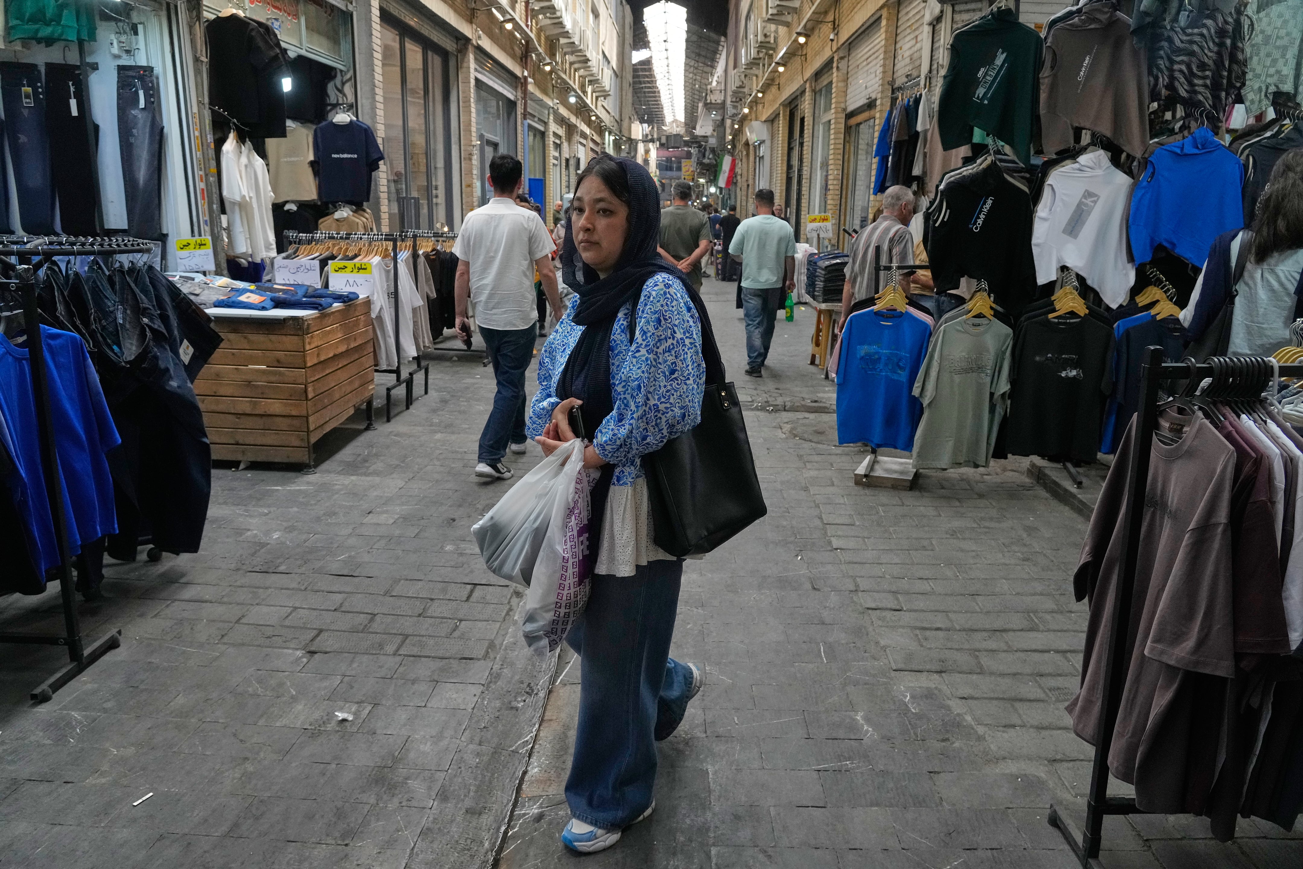 Una mujer camina por el histórico Gran Bazar de Teherán, el lunes 1 de junio de 2026. Economistas advierten que la inflación anual podría alcanzar el 80 % y que la sociedad iraní