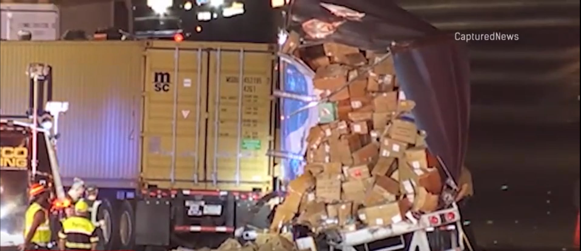 El choque de dos semirremolques en la I-80/94 de Gary, Indiana, dejó paquetes de Amazon sobre la calzada y bloqueó carriles durante la hora pico (Captura de video)