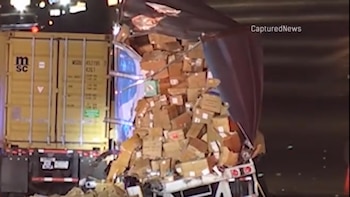 Choque entre dos camiones provoca una “lluvia” de paquetes de Amazon y graves demoras en una autopista de Indiana