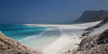 El turismo en Socotra se mantiene regulado por motivos de conservación y seguridad, debido a la coyuntura política de Yemen y el frágil equilibrio ecológico (Wikimedia Commons)