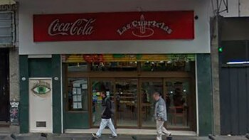 La entrada de la pizzería