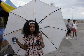 ARCHIVO. Una mujer asiste a