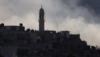 El humo se eleva sobre