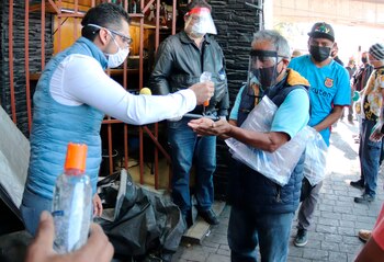 Comerciantes ingresan a sus locales