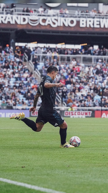 El '10' destacó aprovechando los espacios en tres cuartos de cancha, ya fuese para filtrar balones o probar de media distancia - crédito @MNUFC/X