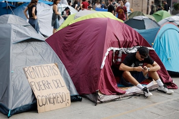 Vista de la acampada espontánea que comenzó ayer sábado por la tarde en València tras la manifestación por la vivienda y que ha pasado su primera noche con la aspiración de continuar de forma “indefinida”.