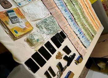 Plata y polvo incautados.