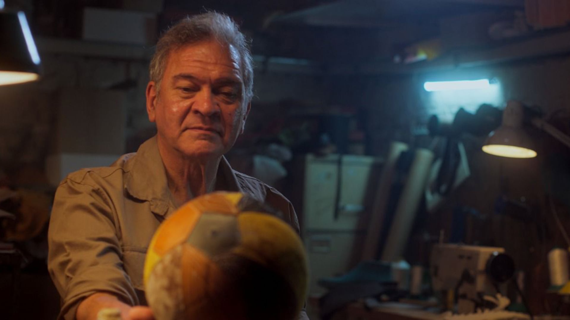 La serie recupera el valor social del club como espacio de cuidado.