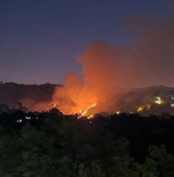 El humo del siniestro entre