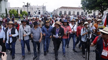Líderes de los 48 cantones se movilizan por calles de la ciudad de Guatemala