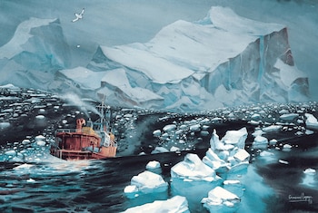 Buque con casco rojo y blanco navegando en mar con témpanos de hielo, entre grandes icebergs bajo un cielo gris con dos aves volando