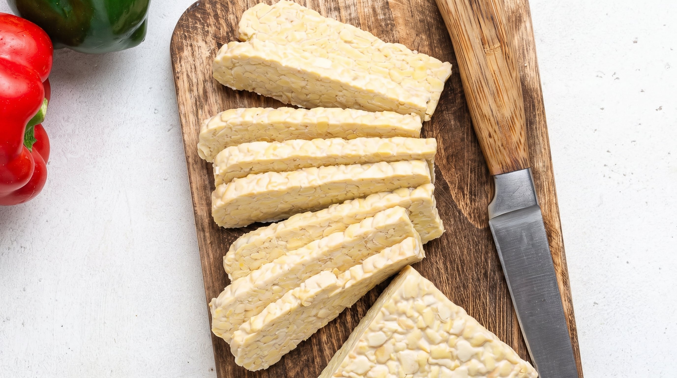 El tempeh se prepara con habas de soja fermentadas y puede aportar fibra e hierro. (Imagen Ilustrativa Infobae)