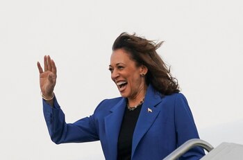Kamala Harris saluda al llegar a Chicago para ser consagrada candidata presidencial demócrata en EEUU (REUTERS/Kevin Lamarque)