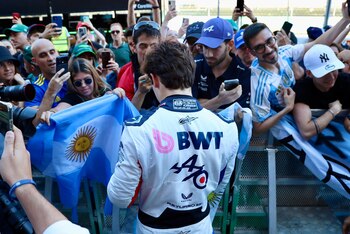 La multitud argentina apoyando a