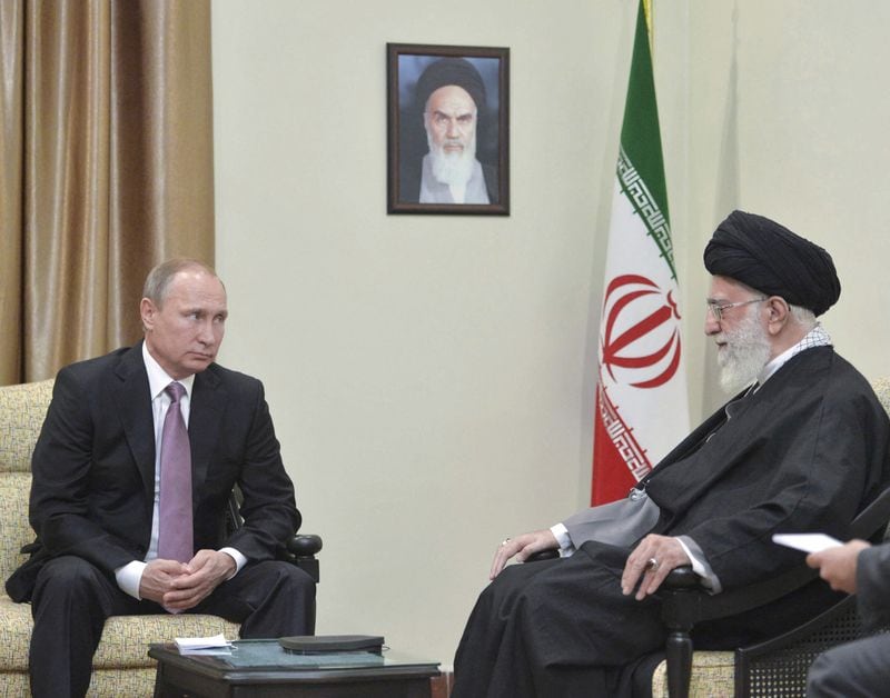 El presidente de Rusia, Vladimir Putin (izq.), quien llegó para asistir al Foro de Países Exportadores de Gas (GECF), se reúne con el líder supremo de Irán, el ayatolá Ali Khamenei, en Teherán, Irán, el 23 de noviembre de 2015 (REUTERS/Alexei Druzhinin/Archivo)