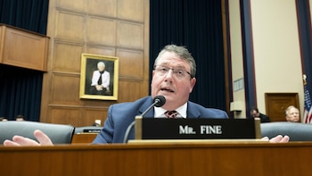 Un congresista republicano registra una