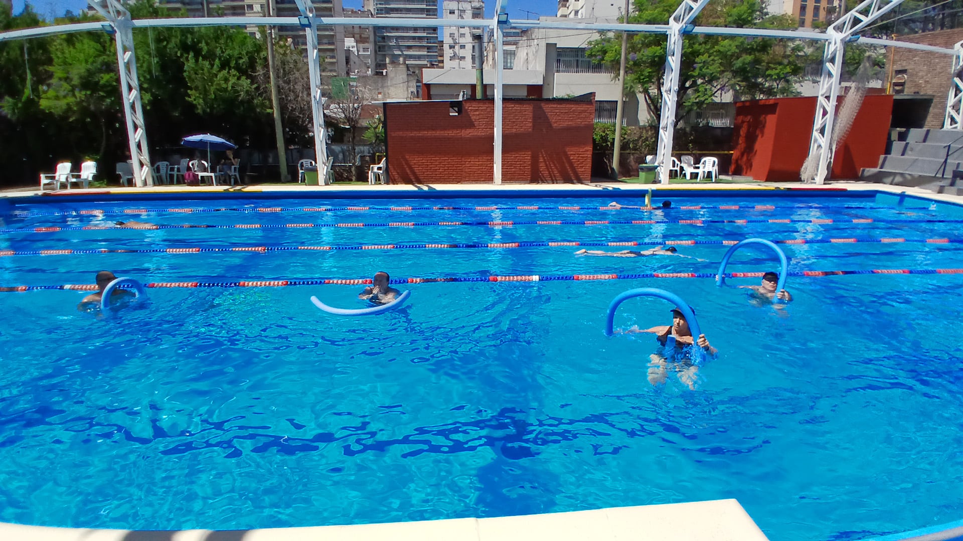 La actividad es accesible incluso para quienes no saben nadar, gracias a los elementos de flotación.