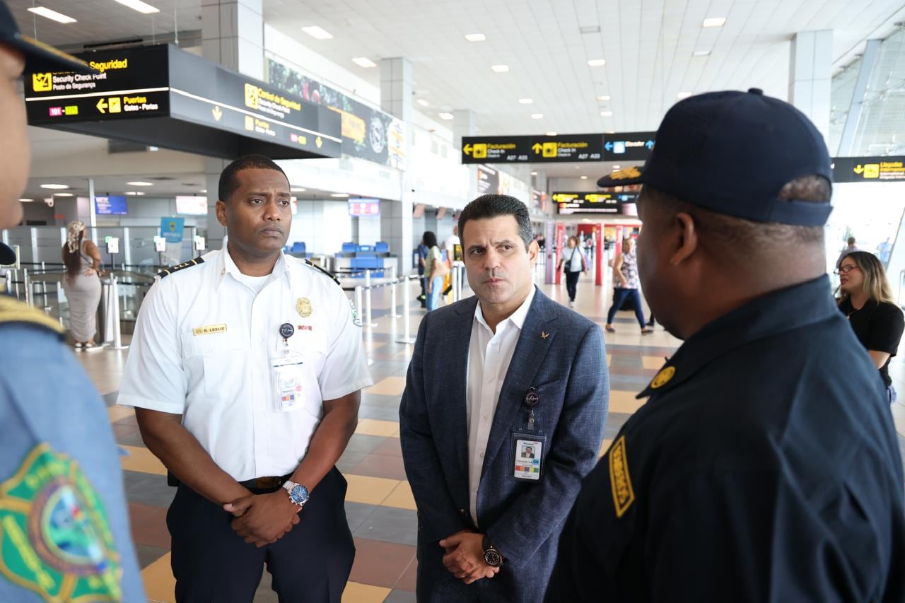 José Ruiz Blanco (c), gerente general del Aeropuerto Internacional de Tocumen, sostuvo que la academia contribuirá a la seguridad regional.