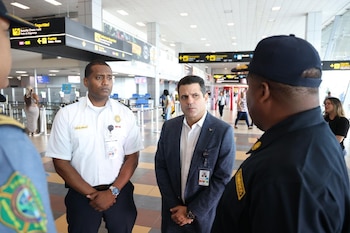 José Ruiz Blanco, gerente general del Aeropuerto Internacional de Tocumen, destacó que la rápida respuesta de los bomberos aeroportuarios permitió controlar el incendio y evitar que se propagara hacia otras áreas de la Terminal 1. Cortesía Tocumen