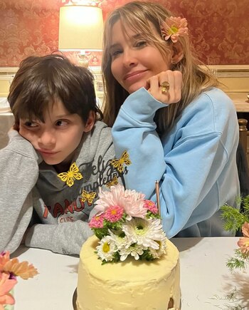 Guillermina Valdés junto a su