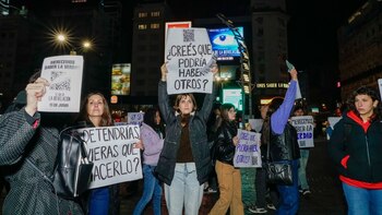 Carteles, pantallas intervenidas y una incógnita que captó la atención en el Obelisco