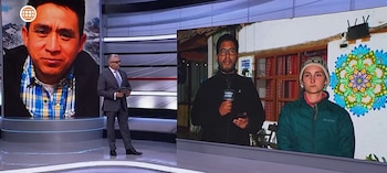 Un presentador en estudio frente a dos pantallas. Una pantalla muestra foto de hombre; la otra, un reportero y una mujer con gorro
