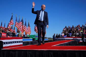 Stephen Miller es recordado por sus estrictas políticas migratorias. (REUTERS/Brian Snyder)