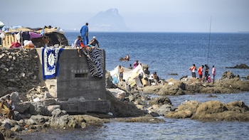 Una organización conservacionista denuncia la muerte violenta de una cría de delfín en la playa ceutí del Trampolín