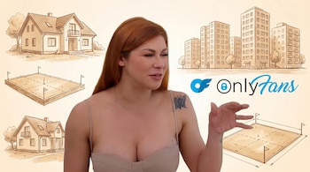 Xoana González, pelirroja con tatuaje, gesticula ante dibujos de propiedades: casas, edificios de apartamentos y terrenos. El logo de OnlyFans aparece en el fondo.