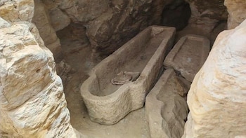 Tres tumbas, dos civilizaciones y un rostro en relieve: los secretos que el oasis de Bahariya ocultó durante siglos