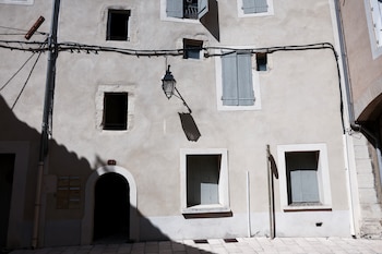 Entrada del departamento en Orange, Francia, donde la policía halló los restos de cinco recién nacidos guardados en cajas de cartón, tras el parto de un bebé sano el 27 de julio (28 de julio de 2026, Thibaud Moritz/AFP).