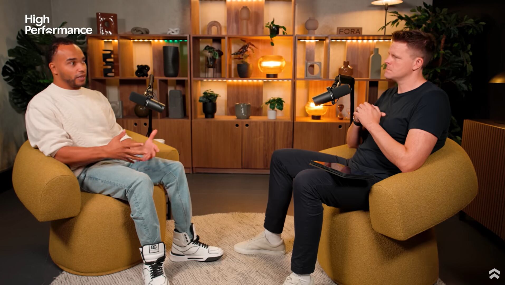 La historia de resiliencia y salud mental que Hamilton compartió en su charla con Jake Humphrey, inspira dentro y fuera de las pistas (High Performance)