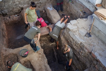 Arqueólogos durante las exhumaciones de víctimas civiles de la Guerra Civil en una fosa común del cementerio de Colmenar Viejo, a 26 de agosto de 2022Alejandro. (Martínez Vélez / Europa Press)