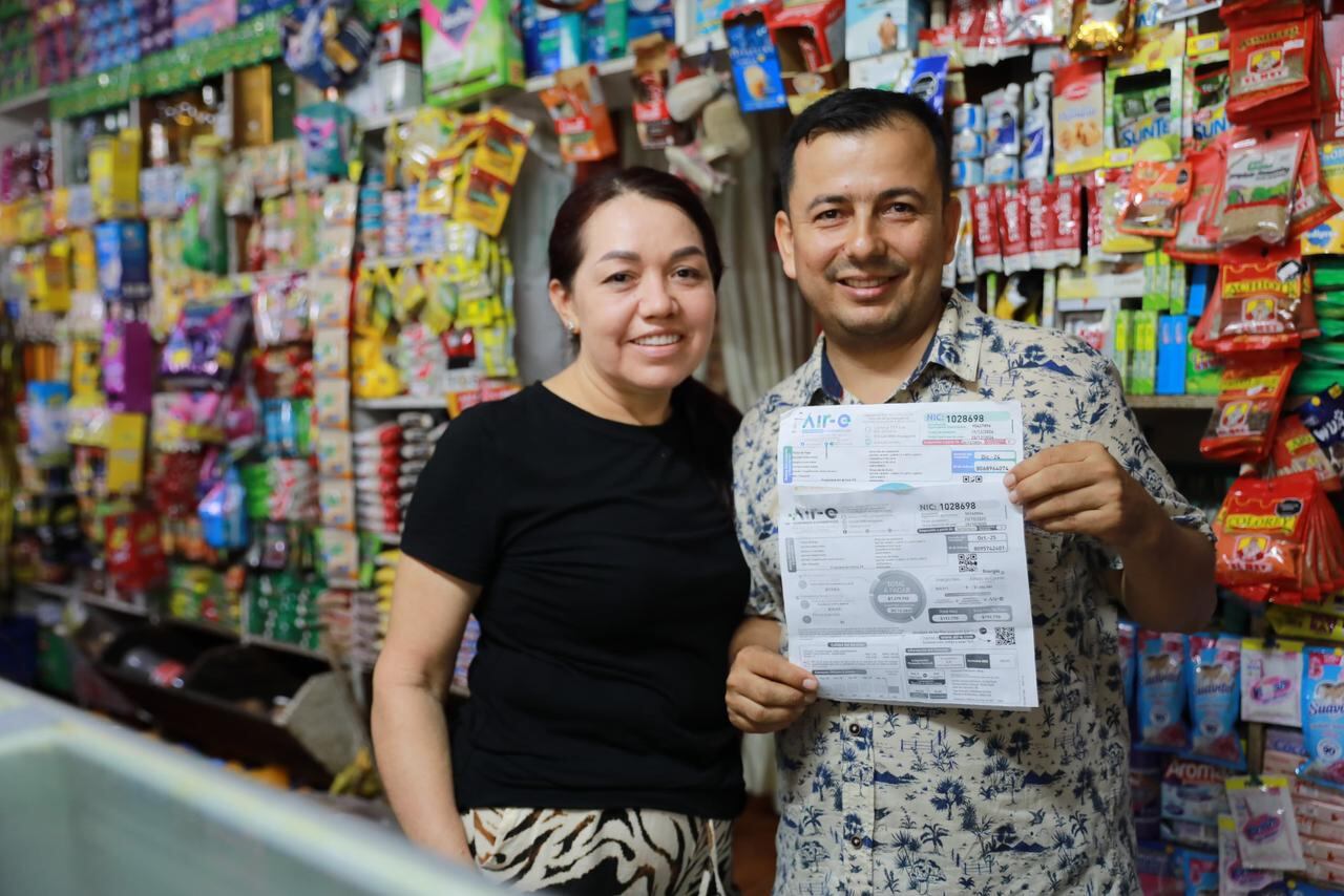 Nueva medida del Gobierno Petro permitirá que el servicio de energía en las tiendas de barrio y otros negocios baje de precio