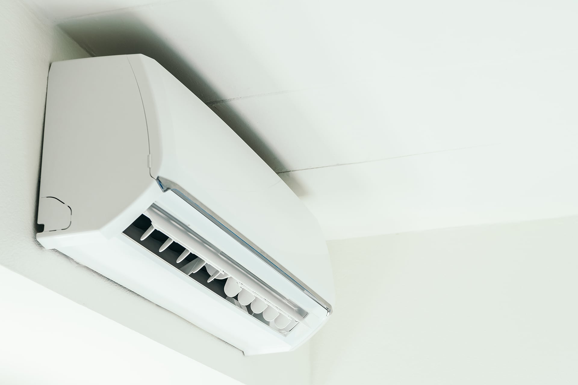 Los equipos con tecnología inverter mejoran la eficiencia, pero la inversión inicial y la necesidad de instalación profesional pueden ser una barrera para muchos hogares (Crédito: Freepik)