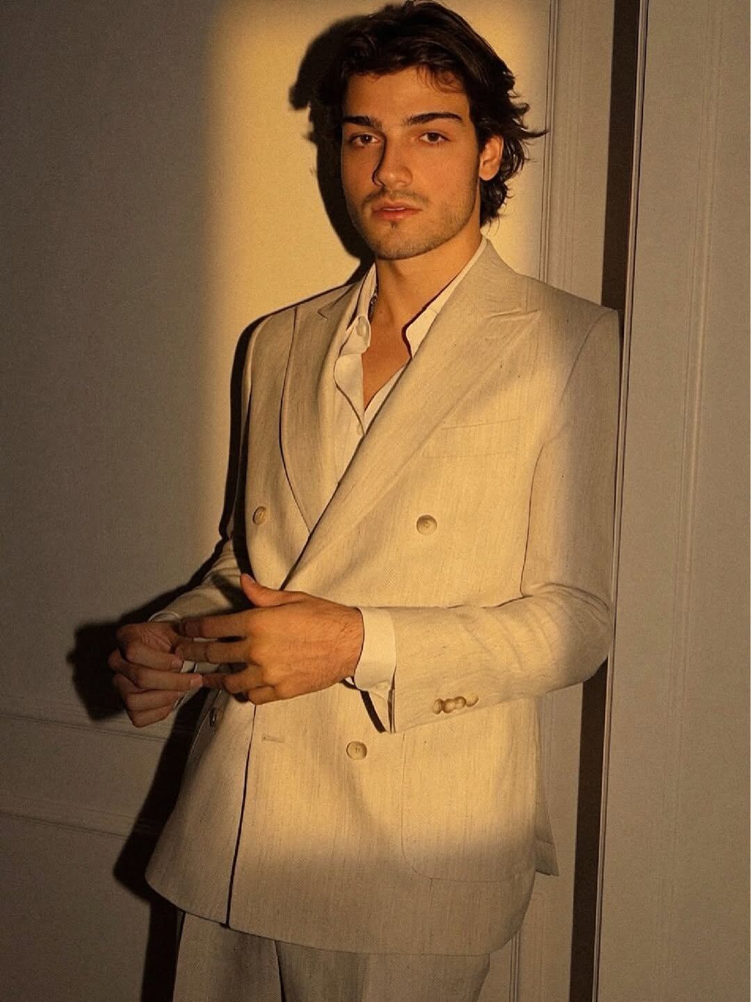 Luca Bertoldi Menem, hijo de Zulemita Menem, posa con elegancia, afianzándose como una figura prominente en el mundo del modelaje (Instagram)