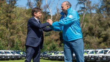 El gobernador Axel Kicillof junto