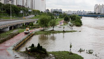 Las lluvias anegan cientos de