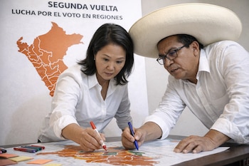 Keiko Fujimori y Roberto Sánchez señalan un mapa de Perú con marcadores, bajo un cartel que dice 'Segunda Vuelta Lucha por el Voto en Regiones'.