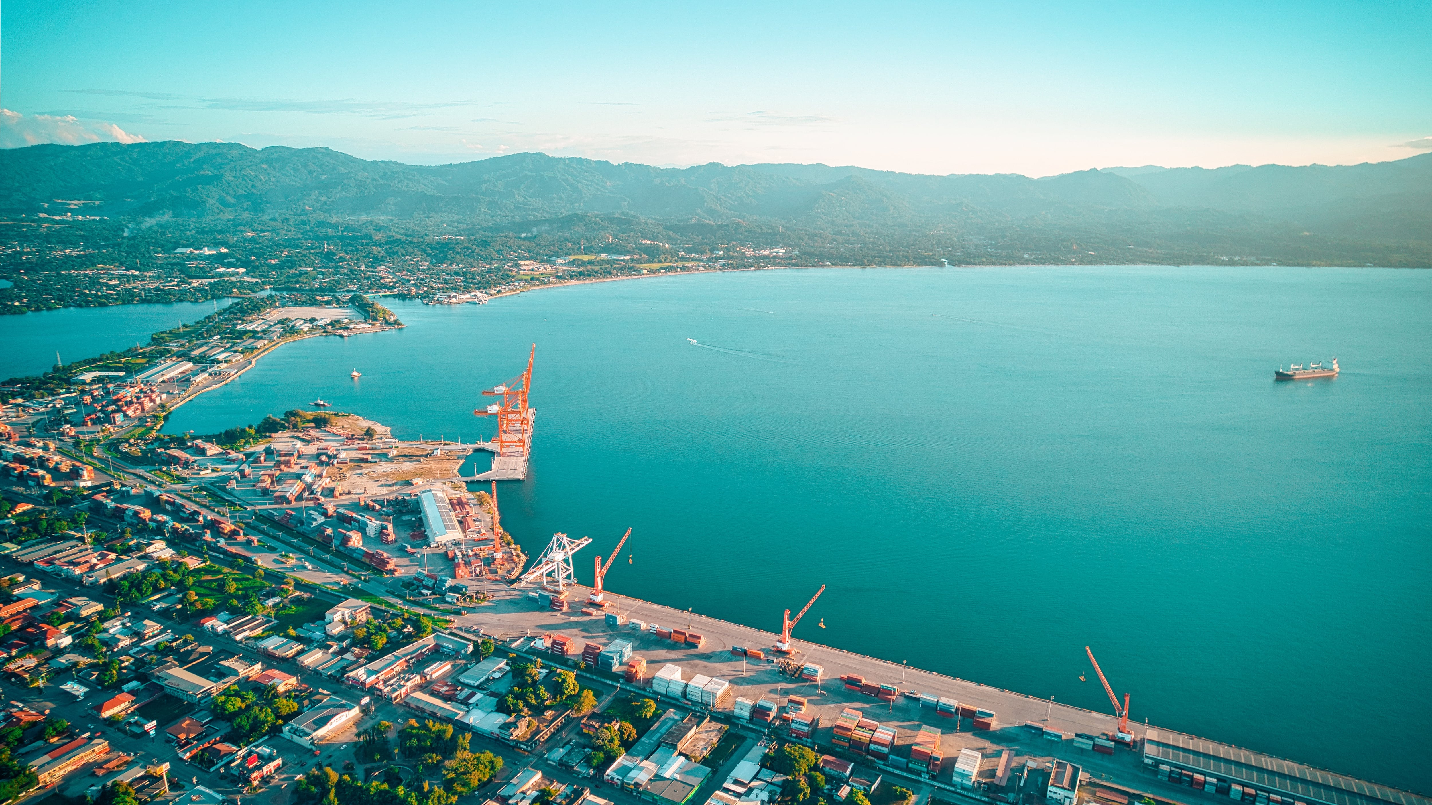 La modernización de Puerto Cortés contempla la ampliación de los muelles 4 y 5, nuevas grúas pórtico y equipos especializados para el movimiento de contenedores.